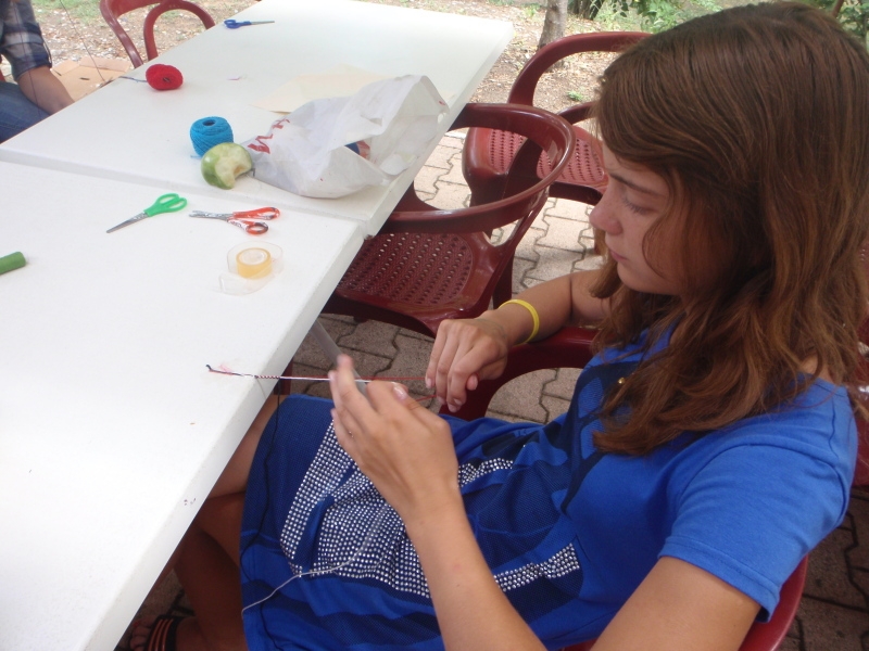 Village Camps International Summer Camp Ard&egrave;che, France 2019-07-26 https://www.villagecamps.com/journals_admin/images/77-6-Making bracelets 3.jpg